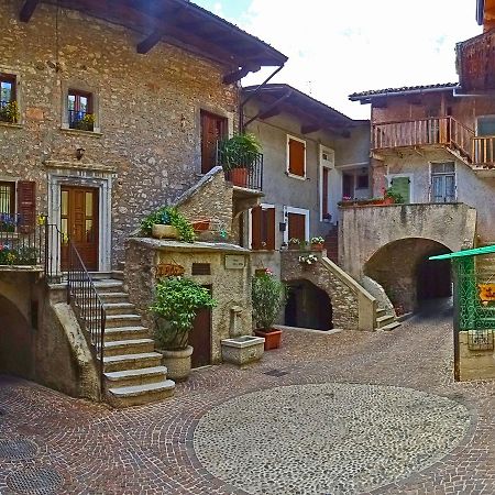 Casa Del Borgo Pregasio Garden And View By Gardadomusmea Villa Tremosine Exterior photo